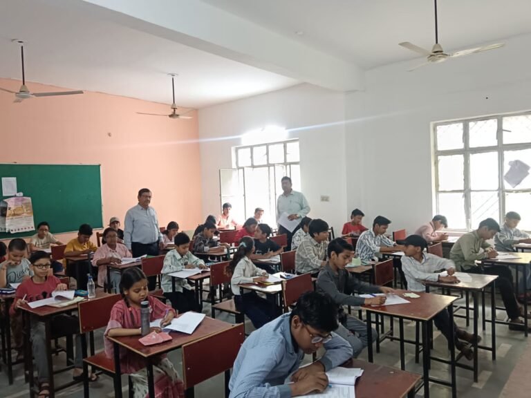 कृष्णचन्द्र गांधी सरस्वती विद्या मन्दिर इण्टर कॉलेज माधवकुंज मथुरा में प्रवेश परीक्षा सम्पन्न
