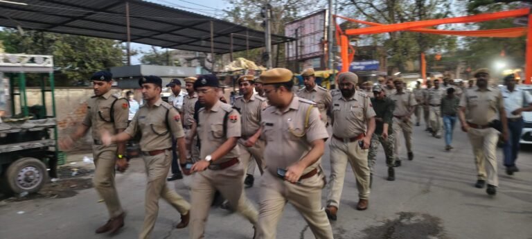 त्योहारों से पहले धौलपुर में पुलिस का फ्लैग मार्च, सुरक्षा व्यवस्था कड़ी