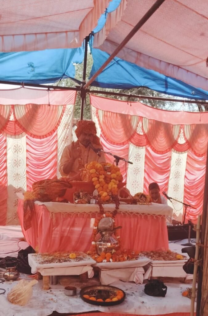 भागवत कथा में कृष्ण की लीलाओं की कथा सुन भावुक हुए श्रोता