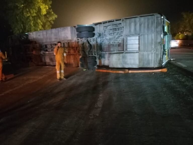 यमुना एक्सप्रेस-वे पर भीषण हादसा, डबल डेकर बस पलटी, 31 यात्री घायल