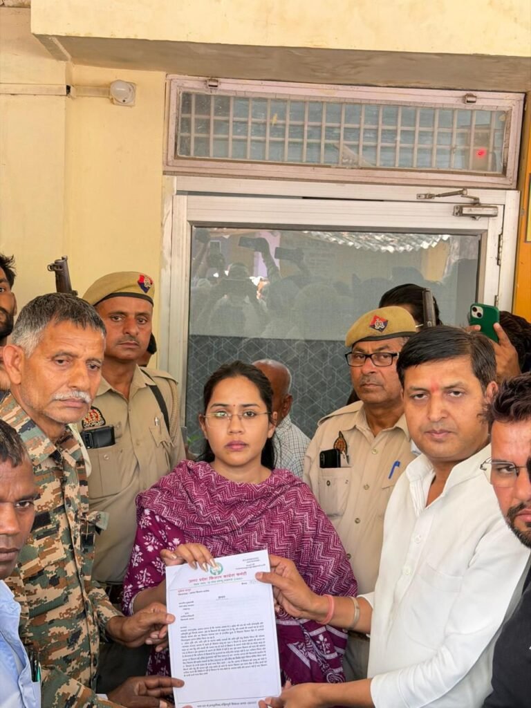 मुआवजा न मिलने से नाराज किसानों ने सांसद,विधायक से मांगा इस्तीफ़ा, किसान कांग्रेस ने किया तहसील किरावली का घेराव, मुख्यमंत्री को भेजा माँग पत्र