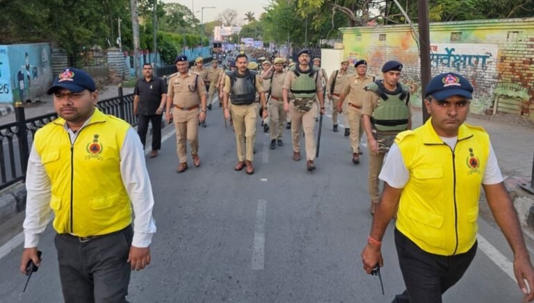 कानून-व्यवस्था को लेकर पुलिस का पैदल मार्च, संवेदनशील क्षेत्रों में बढ़ाई चौकसी