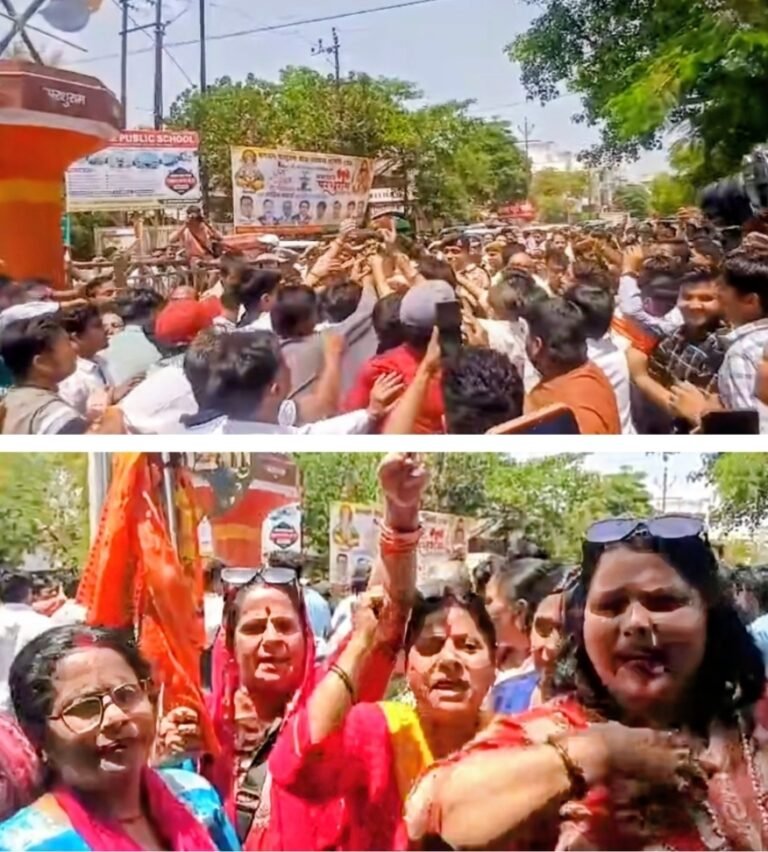 चार घंटे जमकर चला ब्राह्मण समाज का विरोध प्रदर्शन, पुलिस से नोंकझोंक, सीपी के आश्वासन पर माने, जूते-चप्पल पहनकर नीला झंडा लगाए जाने पर थी नाराजगी