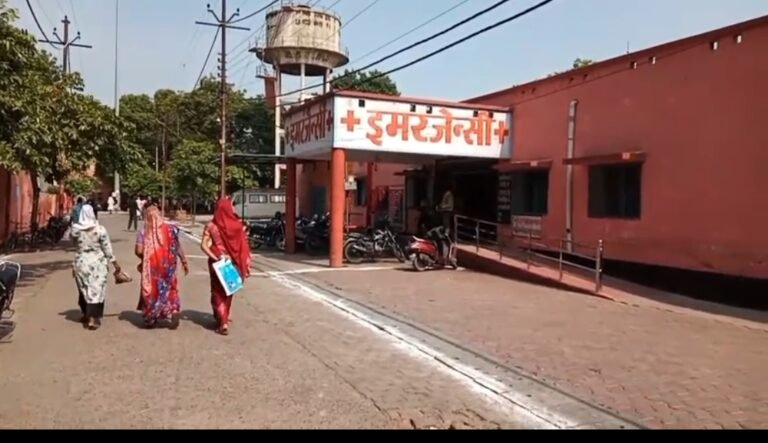 डिवाइडर से टकराई स्कूटी, तीन महिलाएं गंभीर घायल