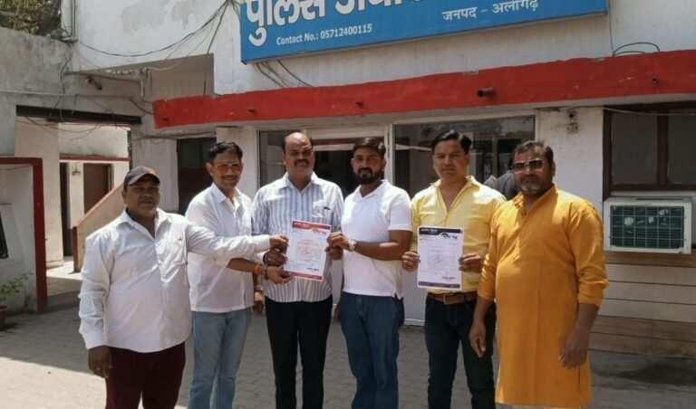 आगरा की घटना को लेकर अलीगढ़ में करणी सेना का प्रदर्शन, सख्त कार्रवाई की मांग