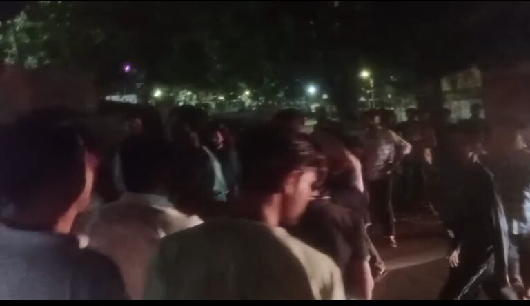 बबीना में मेन रोड पर दो पक्षों में जमकर मारपीट, इलाके में मचा हड़कंप