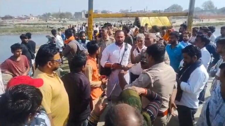 वृंदावन में यमुना नदी में स्टीमर पलटा,10 पर्यटकों की मौत की पुष्टि ,रेस्क्यू जारी