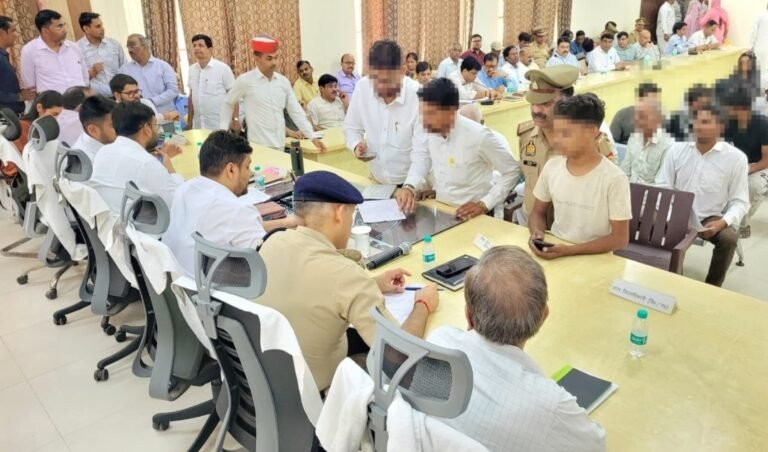 नीरज जादौन व जिलाधिकारी ने तहसील खैर में सुनीं जनसमस्याएं, अधिकारियों को दिए त्वरित निस्तारण के निर्देश