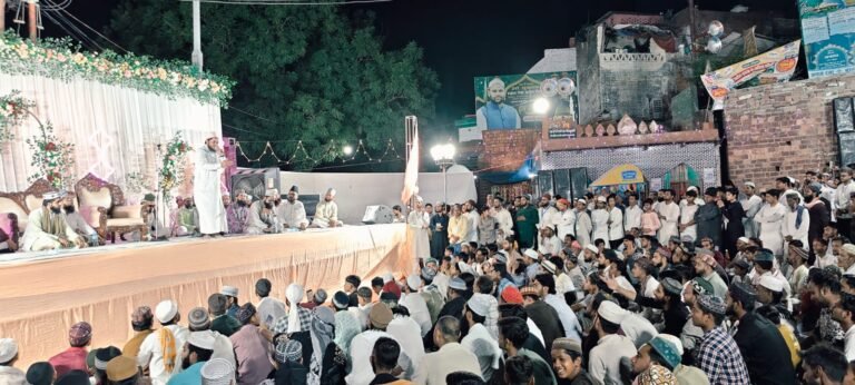 फतेहपुर सीकरी: जमात रज़ा-ए-मुस्तफा के जलसे में उमड़ा जनसैलाब, मुफ्ती असजद रज़ा कादरी से हजारों हुए मुरीद