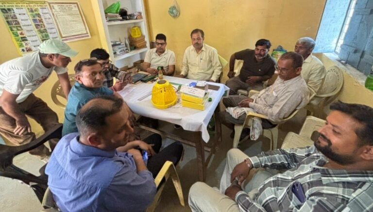 कीटनाशी विक्रेताओं को आईपीएमएस पोर्टल पर पंजीकृत करने के लिए चण्डौस में लगा शिविर