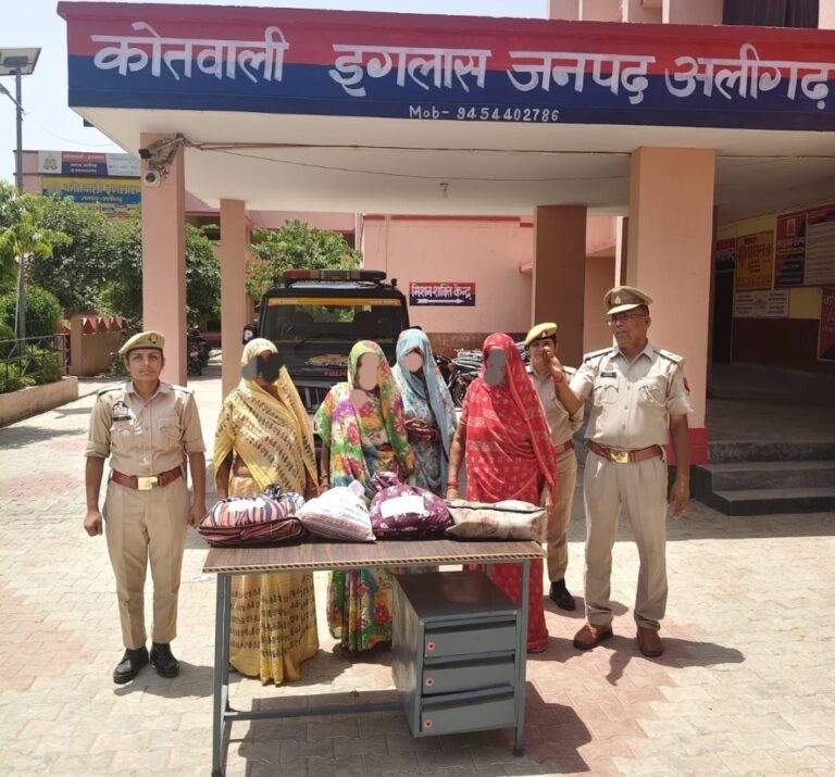 इगलास पुलिस को सफलता साड़ी चोरी करने वाली चार महिलाएं गिरफ्तार, 12 साड़ियां बरामद