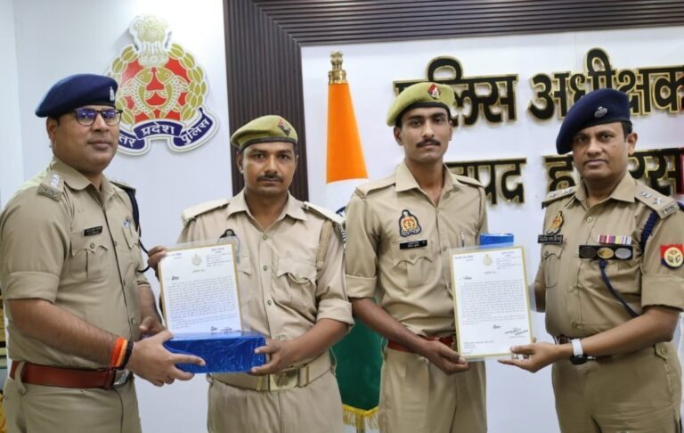 ईमानदारी की मिसाल बने प्रशिक्षु आरक्षी और पीआरडी जवान, 3 लाख का हार लौटाकर हुए सम्मानित