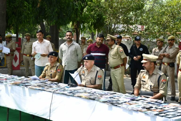 सीईआईआर पोर्टल की मदद से अलीगढ़ पुलिस ने बरामद किए 242 खोए मोबाइल, एसएसपी ने स्वामियों को किए वितरित