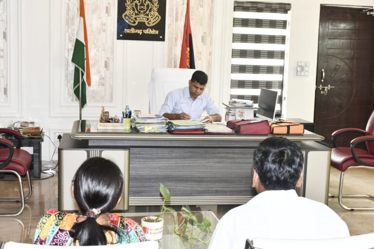 अलीगढ़ रेंज के डीआईजी द्वारा आज शनिवार, को परिक्षेत्रीय कार्यालय में जनसुनवाई आयोजित कर फरियादियों की समस्याएं सुनी गईं।