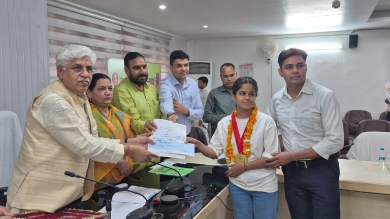 एमएलसी और जिला पंचायत अध्यक्ष ने जिले के मेधावियों को किया सम्मानित