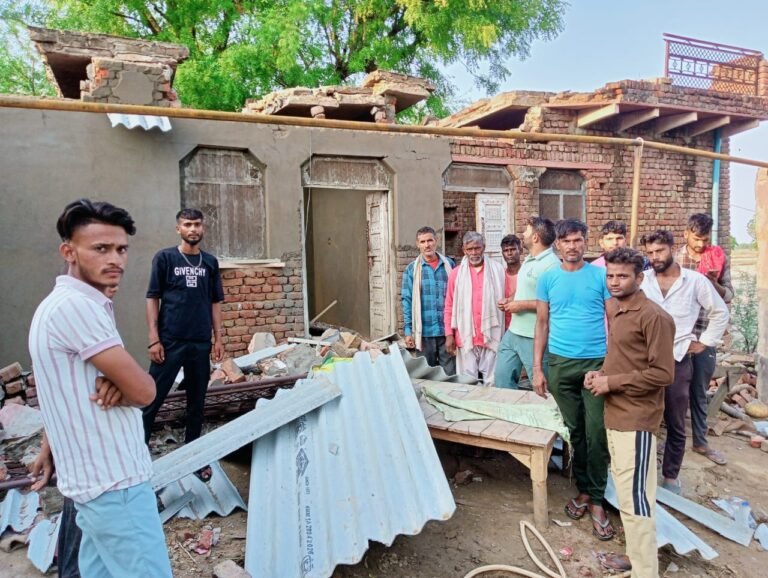 तेज हवा बारिश में मकान गिरा पति पत्नी बेटे हुए चुटैल