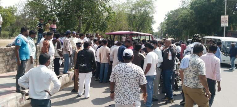 गुलिस्तान कार पार्किंग गेट के पास तेज रफ्तार बाइक ने मारी टक्कर, पैदल जा रहा युवक गंभीर घायल