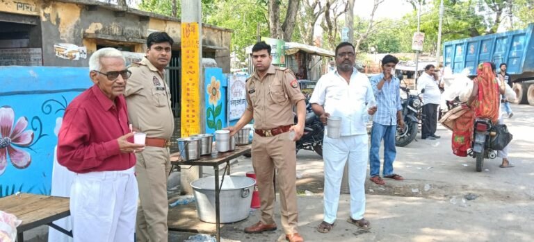 भीषण गर्मी में फतेहपुर सीकरी पुलिस ने बांटा ठंडा शरबत, राहगीरों को दी राहत