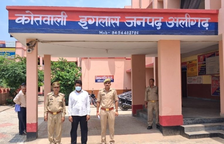 इगलास पुलिस ने गैंगस्टर एक्ट के वांछित आरोपी सत्यपाल,को मुरसान रोड से किया गिरफ्तार भेजा जेल