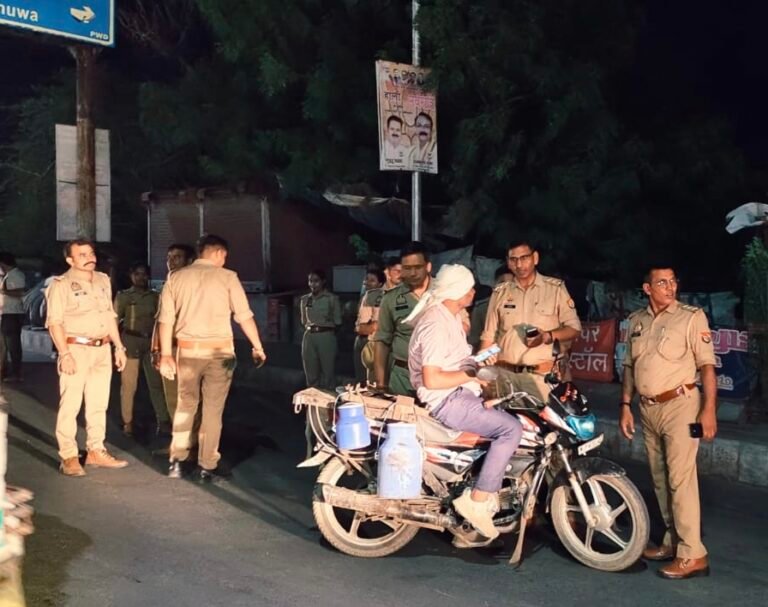 आगरा कमिश्नर के आदेश पर सीकरी में सख्ती: शाकुली तिराहे पर 40 वाहनों के चालान, लापरवाह बख्शे नहीं जाएंगे
