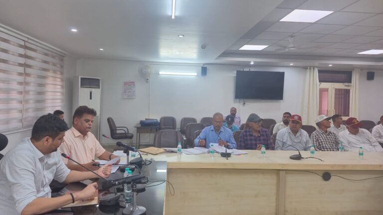जिला सैनिक बन्धु बैठक में डीएम ने सुनीं पूर्व सैनिकों की समस्याएं, त्वरित समाधान के दिए निर्देश