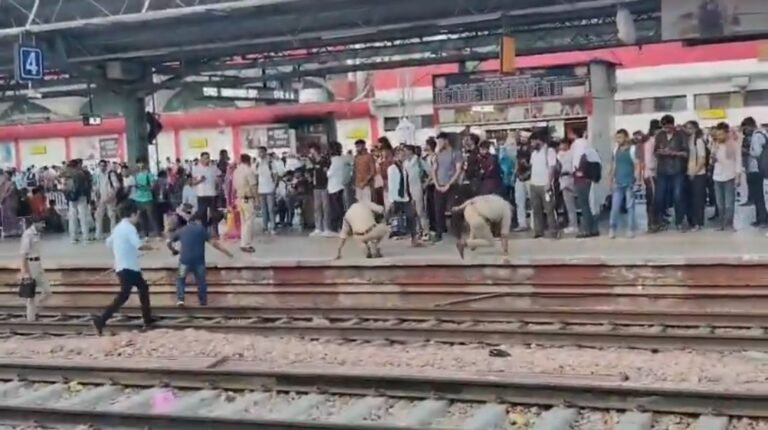 पुलिस भर्ती परीक्षा के चलते रेलवे स्टेशन पर उमड़ी अभ्यर्थियों की भीड़