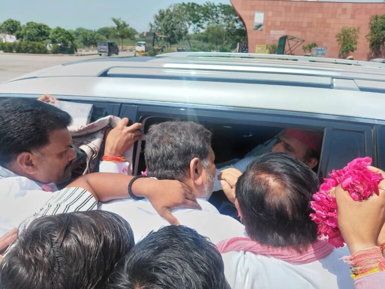 फतेहाबाद टोल प्लाजा पर सपा अध्यक्ष अखिलेश यादव का जोरदार स्वागत