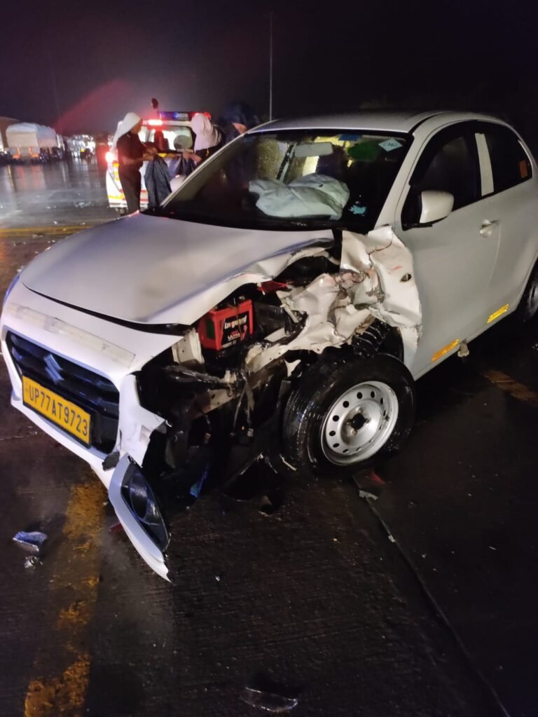 एक्सप्रेसवे पर दो कारों की भिड़ंत, तीन घायल