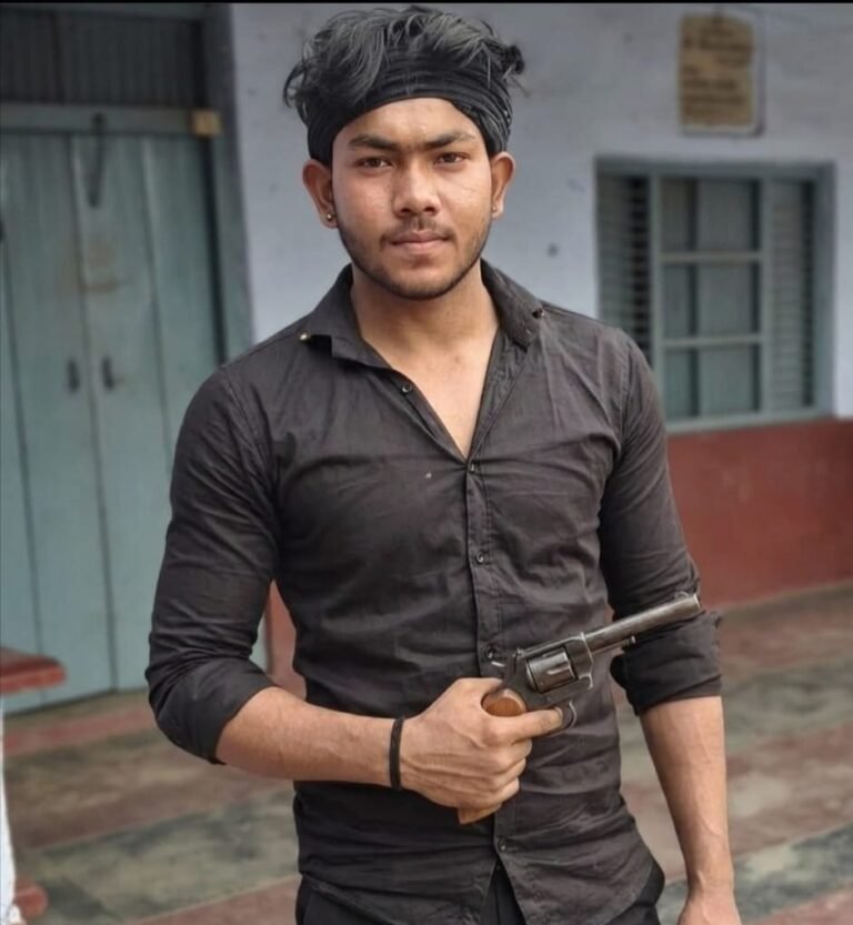 तमंचा और रिवॉल्वर के साथ युवक की फोटो वायरल, खैर पुलिस जांच में जुटी