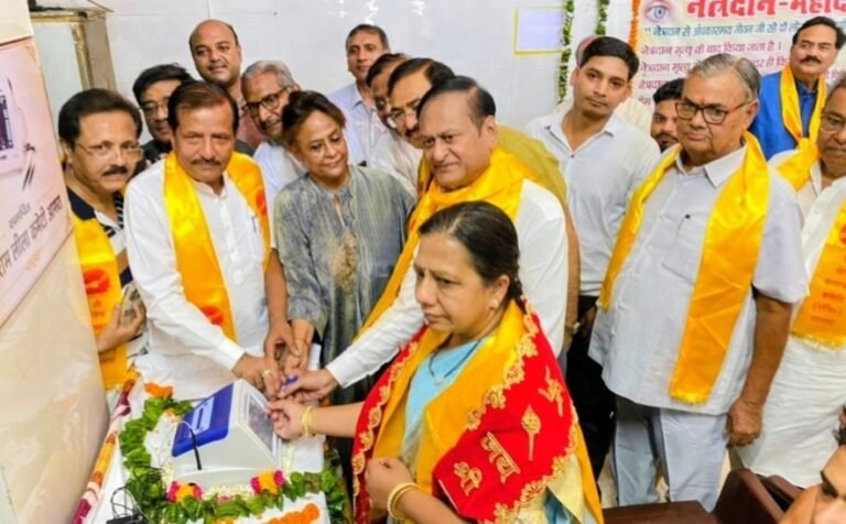 रामलीला कमेटी ने क्षेत्र बजाजा कमेटी के आई हॉस्पिटल को दान दी “पैक स्कैन 300 प्लस” मशीन