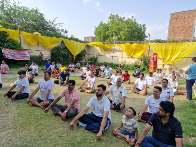 फतेहाबाद क्षेत्र में हजारों लोगों ने एक साथ किया सूर्य नमस्कार, अंतरराष्ट्रीय योग दिवस के अवसर पर फतेहाबाद में जगह-जगह किए गए योग के कार्यक्रम