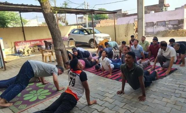 कागारौल थाना परिसर में पुलिसकर्मियों ने किया सामूहिक योगाभ्यास, योग से निरोग रहने का दिया संदेश