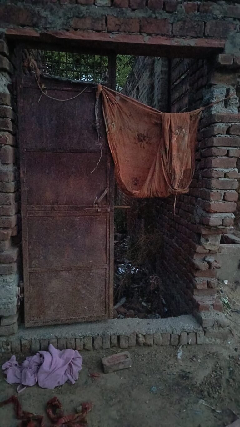 गोदाम से लोहे का दरवाजा चोरी, सीसीटीवी वीडियो आया सामने