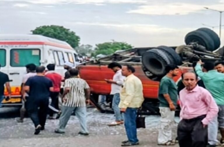 आगरा-मथुरा राजमार्ग पर रुनकता में रोडवेज बस अनियंत्रित होकर पलटी, 20 घायल