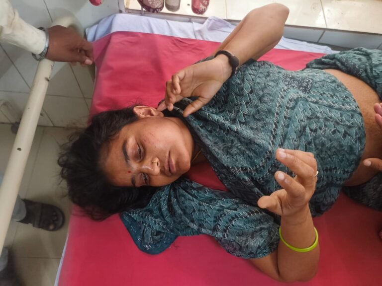 डौकी के ग्राम सीताराम की मड़ैया में पैसों के विवाद में महिला को घर में बंद कर पीटा, घायल