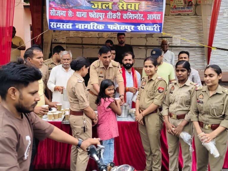दशहरा के पर्व पर सीकरी पुलिस ने किया शरबत वितरण