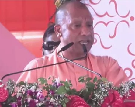 नुमाइश मैदान में गरजे मुख्यमंत्री योगी, 462 करोड़ की विकास परियोजनाओं की दी सौगात