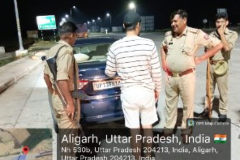 अलीगढ़ में यातायात नियम तोड़ने वालों पर सख्ती, ‘मीट एंड ग्रीट’ कार्यक्रम से यात्रियों को किया जागरूक