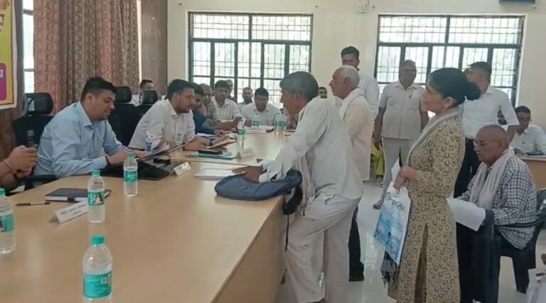 इगलास में संपूर्ण समाधान दिवस आयोजित, चकरोड मामलों के निस्तारण को डीएम ने दिए 15 दिन के निर्देश