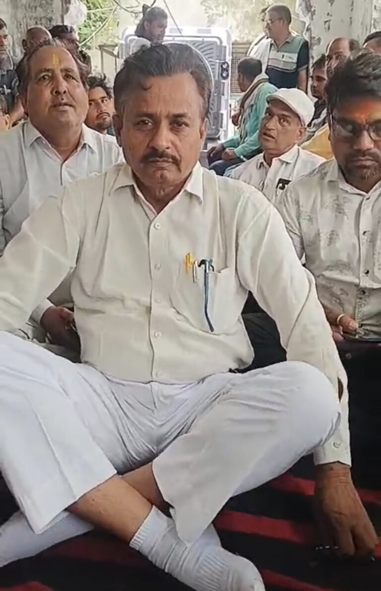 फ्रंट ऑफिस व्यवस्था के विरोध में दूसरे दिन भी हड़ताल, इगलास रजिस्ट्री कार्यालय में कामकाज ठप