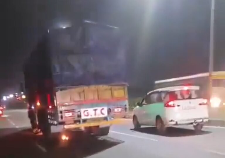 अलीगढ़ में दर्दनाक सड़क हादसा: ट्रक की टक्कर से युवक की मौत, बाइक में लगी आग