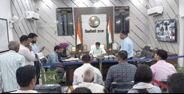 जनता दर्शन में डीएम ने सुनीं फरियादियों की समस्याएं