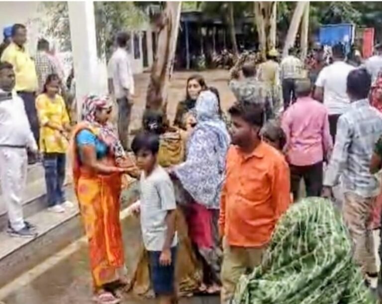 महिलाओं का छावनी परिषद कार्यालय में हंगामा, एक महिला के खुद पर पेट्रोल डाल लेने से मची अफरा-तफरी