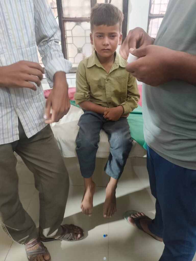 इंटरवल में खेल रहे पहली कक्षा के छात्र को सांप ने काटा, स्कूल में मचा हड़कंप