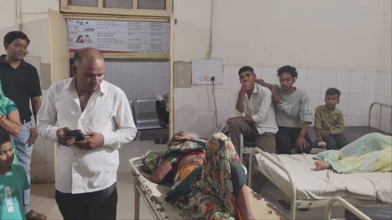 जमीन विवाद में कलयुगी बेटे ने मां-बाप को पीटा, दोनों घायल
