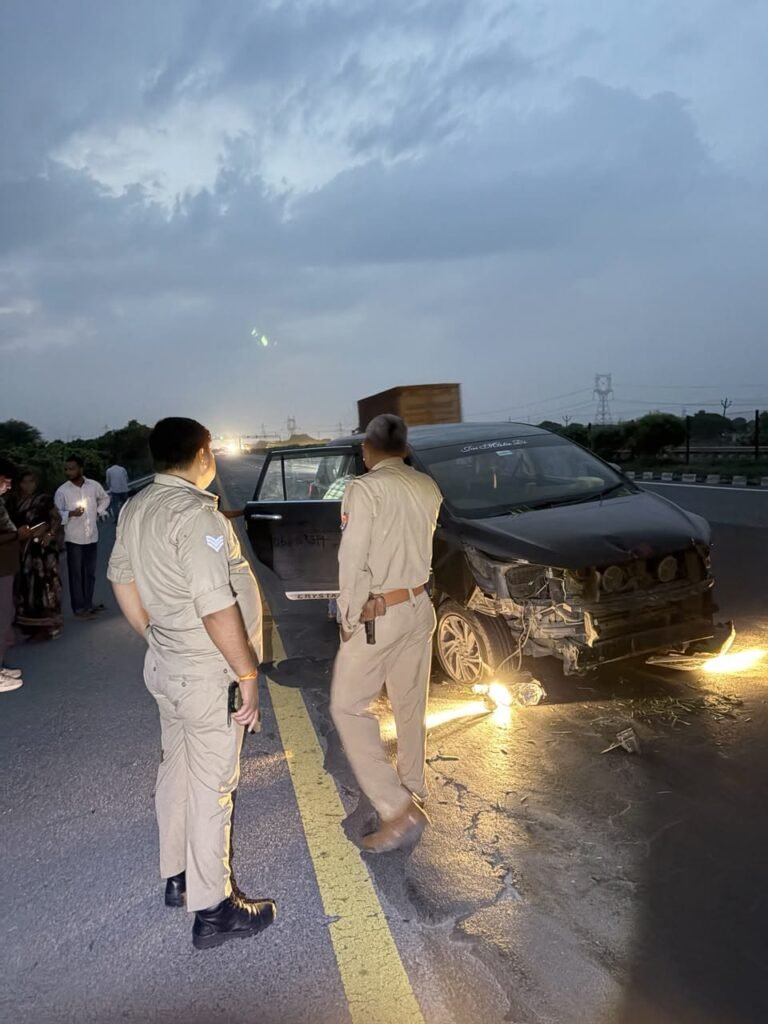 आगरा लखनऊ एक्सप्रेसवे पर इनोवा कार अनियंत्रित होकर डिवाइडर कूदकर दूसरी लेन में पहुंची, 11 लोग सुरक्षित
