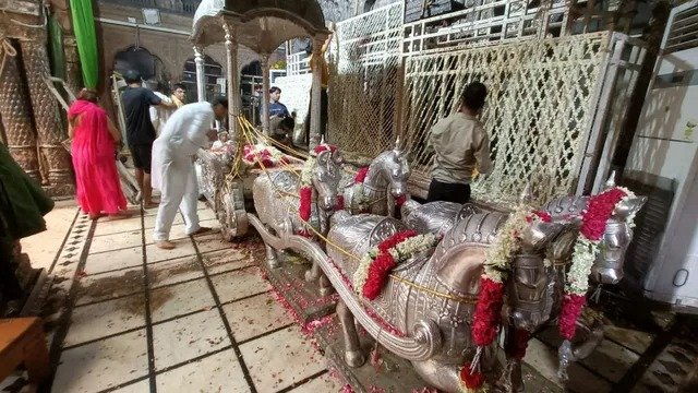 बांकेबिहारी मंदिर में चांदी के रथ को लेकर उठे सवाल, सेवायत ने लगाए गंभीर आरोप