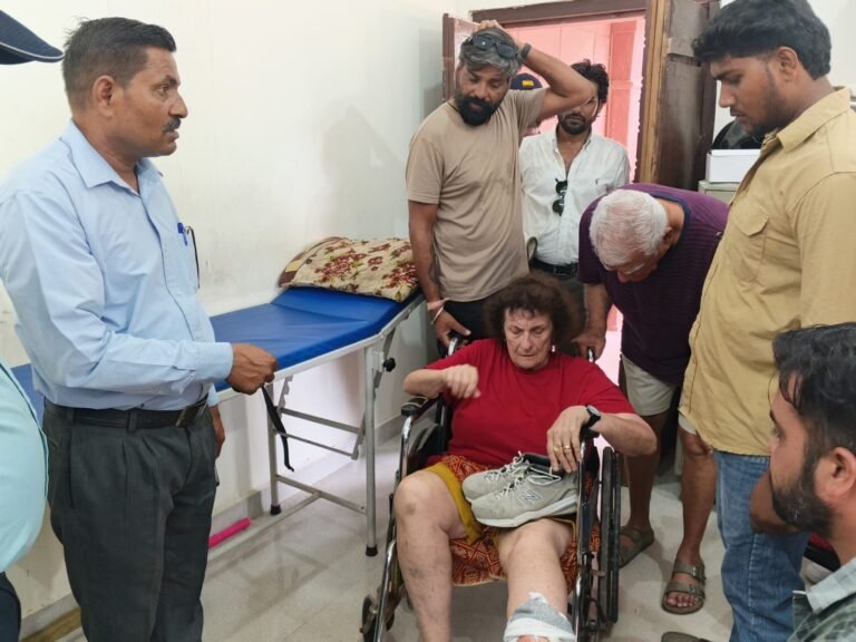 दरगाह परिसर में गिरकर घायल हुई विदेशी महिला पर्यटक, प्राथमिक उपचार के बाद परिवार संग रवाना