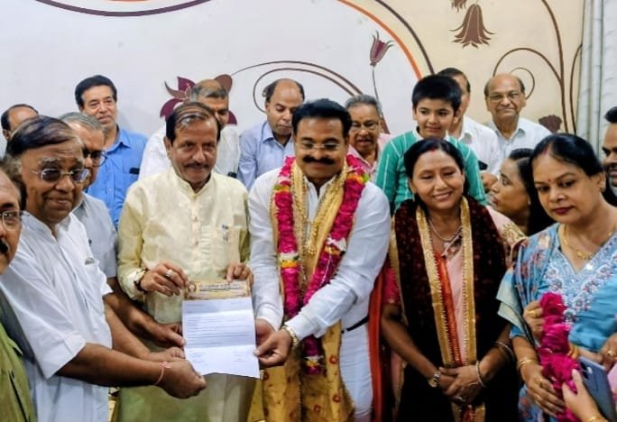 संजय सिंघल होंगे राजा दशरथ, पत्नी नीता बनेंगी रानी कौशल्या, रामलीला कमेटी ने निवास पर पहुंच कर किया अभिनंदन।