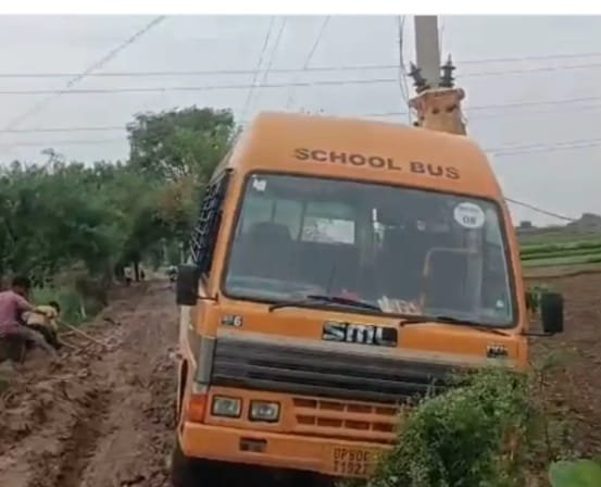 निबोहरा के पुरा हरसुख में स्कूल बस विद्युत पोल से टकराई, हादसा टला